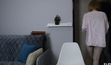 Одинокая девушка захотела отсосать и трахнуться с курьером