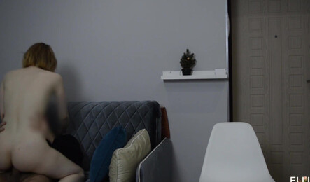 Одинокая девушка захотела отсосать и трахнуться с курьером