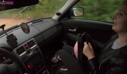 Девушка с деревни дала незнакомцу в машине