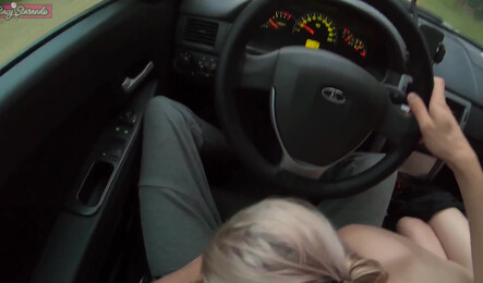 Девушка с деревни дала незнакомцу в машине