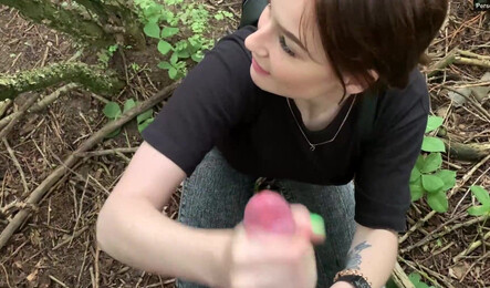 Минет в кустах со спермой в рот