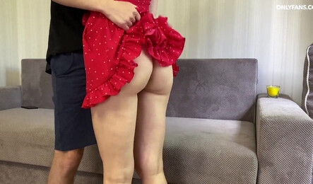 Девушка-блондинка впервые пробует анальный секс