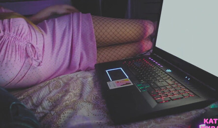 Зашла в гости к другу на фильм и дала себя трахнуть!