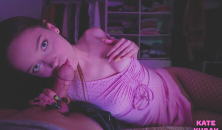 Зашла в гости к другу на фильм и дала себя трахнуть!