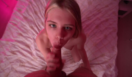 Худая русская девушка делает минет другу и принимает сперму на кису