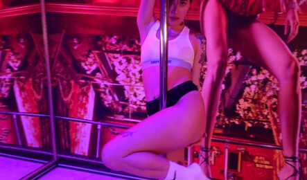 Богатый мужик легко уговорил стриптизершу на секс после стриптиза