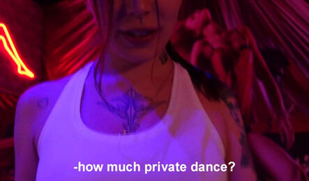 Богатый мужик легко уговорил стриптизершу на секс после стриптиза