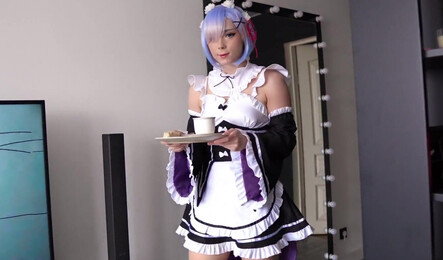 Девушка с косплей порно принимает в красивую киску