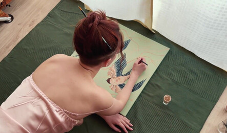 Поймал девушку в позе раком и захотел секса с кремпаем