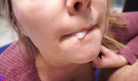 Женушка с пышной киско раздвигает ноги и берет в рот