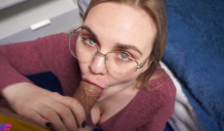 Женушка с пышной киско раздвигает ноги и берет в рот