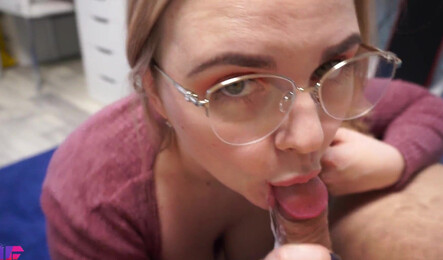 Женушка с пышной киско раздвигает ноги и берет в рот