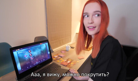Милая русская девушка играет с парнем в карты на секс