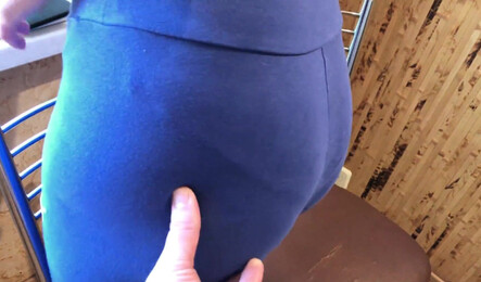 Падчерица дает отчиму во время разговора по телефону