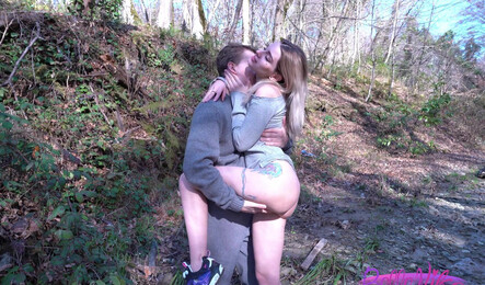 Анальный секс с русской девушкой в весеннем лесу
