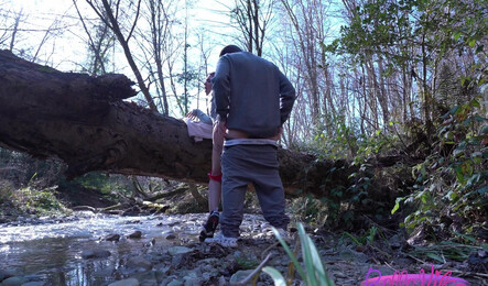 Анальный секс с русской девушкой в весеннем лесу