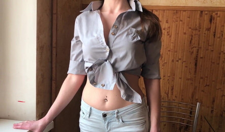 Пока дома никого нет, русская мачеха соблазняет пасынка на секс