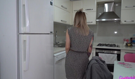 Пока дома никого нет, парень развел молодую горничную на секс