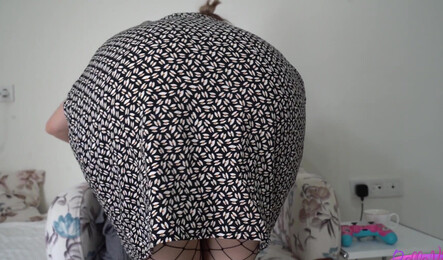 Пока дома никого нет, парень развел молодую горничную на секс