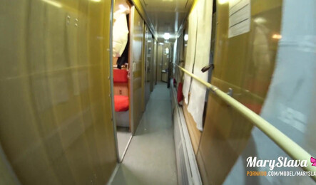 Поездка в купе с молодой незнакомкой закончилась игрой в шахматы на раздевания