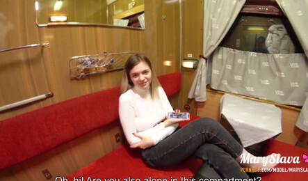 Поездка в купе с молодой незнакомкой закончилась игрой в шахматы на раздевания