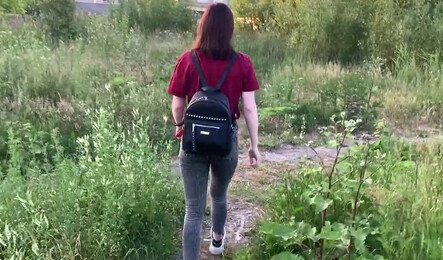 Прогулка с молодой подругой закончилась сексом в кустах