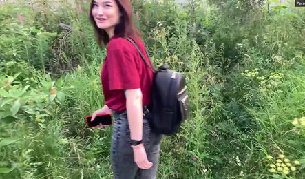 Прогулка с молодой подругой закончилась сексом в кустах