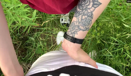 Прогулка с молодой подругой закончилась сексом в кустах