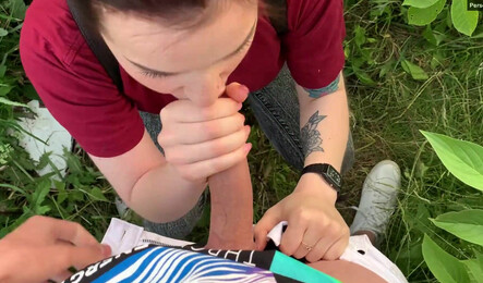 Прогулка с молодой подругой закончилась сексом в кустах