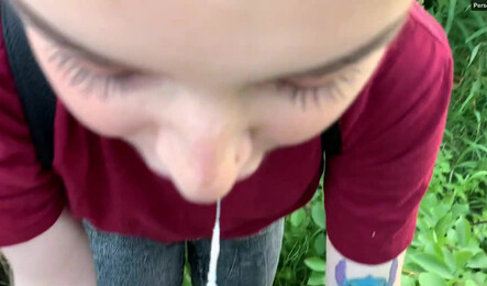 Прогулка с молодой подругой закончилась сексом в кустах