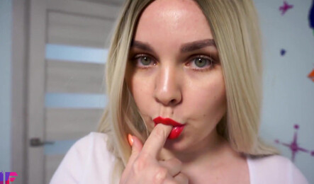 Русская женушка соблазнила мужа на секс своими пышными формами