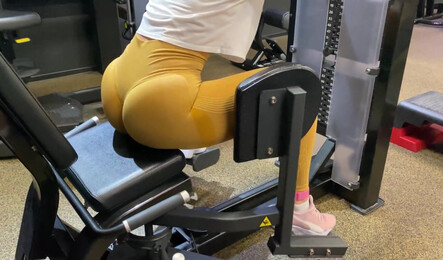 Девушка с большой попой любит домашний секс после тренировки