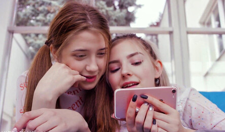 Зашла к подруге посмотреть порно и трахнулась с ней