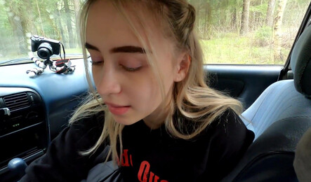 Незнакомка села к парню в машину и дала ему присунуть в себя