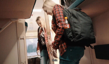 Как русская девушка соблазнила попутчика на секс прямо в поезде