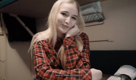 Как русская девушка соблазнила попутчика на секс прямо в поезде