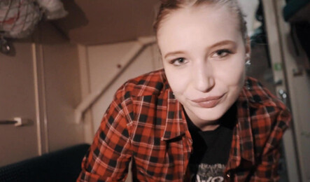 Как русская девушка соблазнила попутчика на секс прямо в поезде