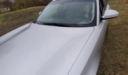 Впустила незнакомца погреться в машину и сделала ему минет