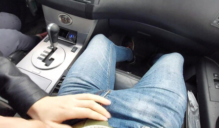 Впустила незнакомца погреться в машину и сделала ему минет