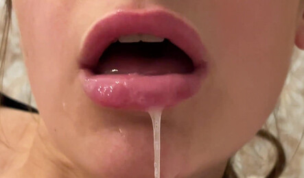 Девушка с пышной попой напросилась на секс со спермой в рот