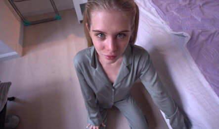 Молодая русская милашка заехала к другу в гости на секс