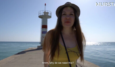 Прогулка возле моря закончилась минетом