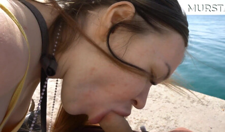 Прогулка возле моря закончилась минетом