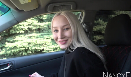 Симпатичная русская блондинка делает минет незнакомцу за 300 долларов