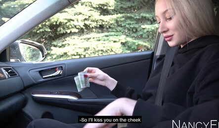 Симпатичная русская блондинка делает минет незнакомцу за 300 долларов