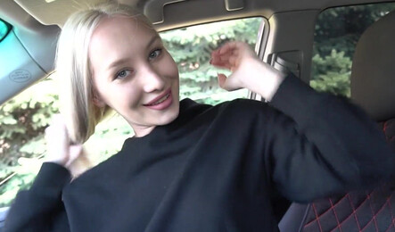 Симпатичная русская блондинка делает минет незнакомцу за 300 долларов