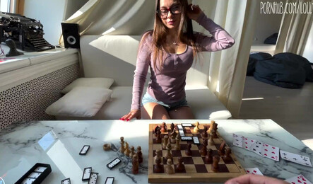 Как русская девушка проиграла секс в настольные игры