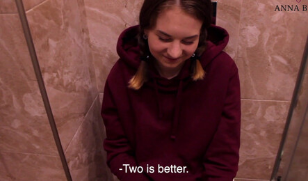 Сводная сестра спалилась на мастурбации и не отказалась от секса!