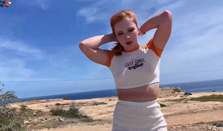 Рыжая русская красавица остановила незнакомца и попросила подвести!