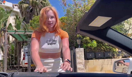 Рыжая русская красавица остановила незнакомца и попросила подвести!